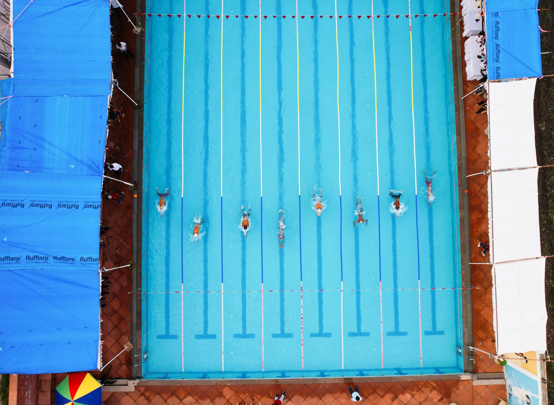 Vue en hauteur d une piscine exterieure