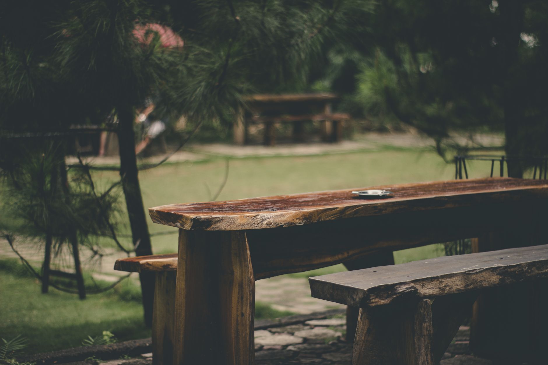 Plateau en bois d'une table d'extérieur