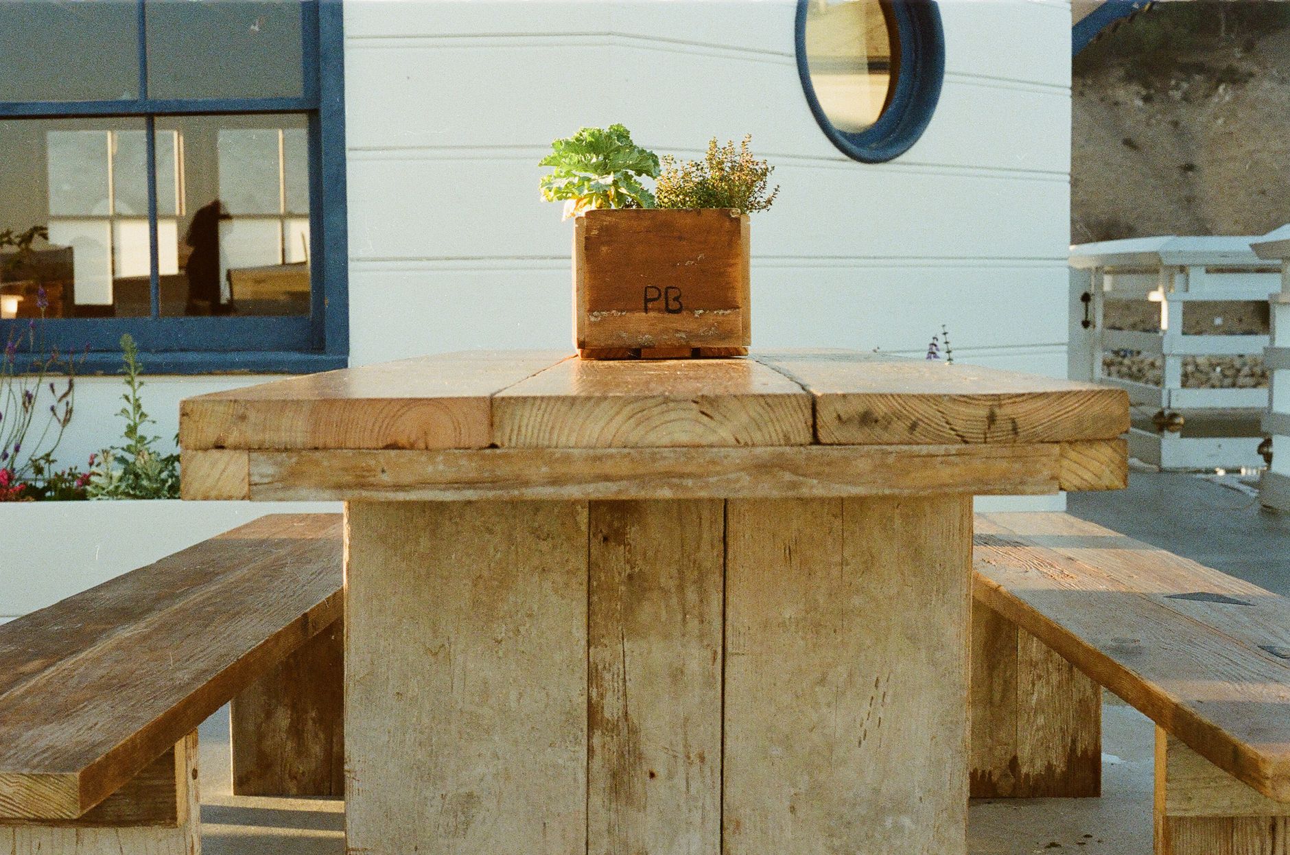 Repas installé sur une table de jardin