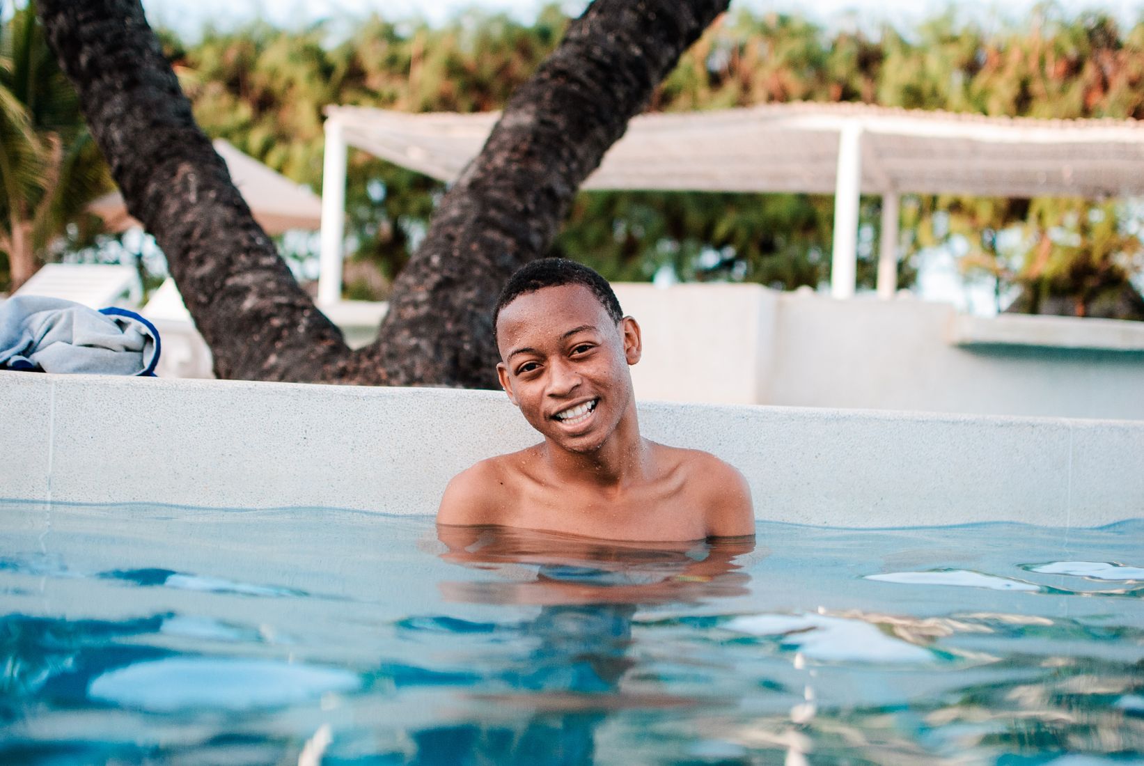 Baignade estivale dans une piscine bien entretenue