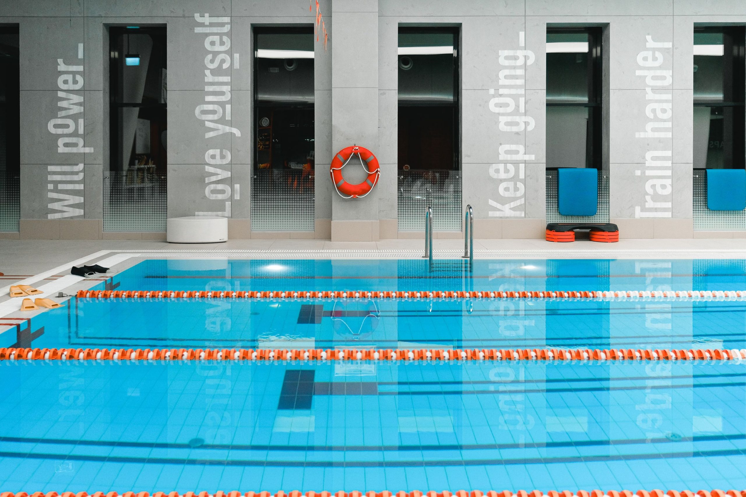 Bassin de piscine vide en cours d'entretien