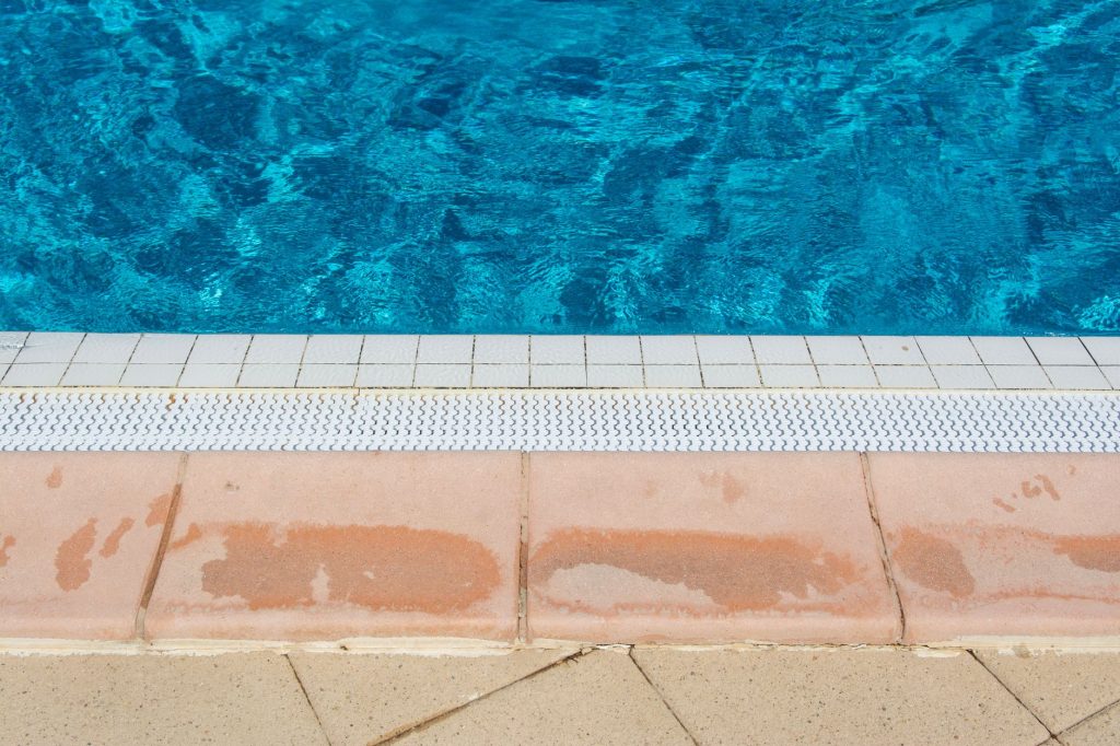 Bord de piscine ensoleille avec eau chauffee