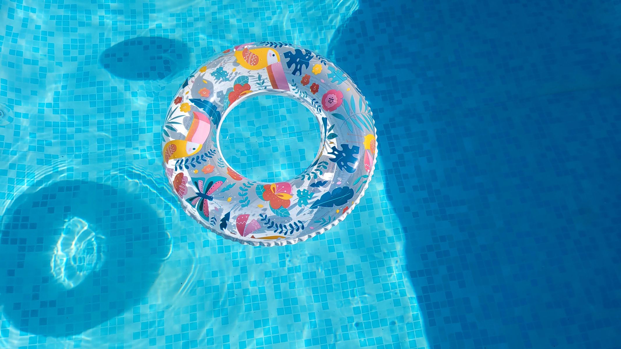Bouée gonflable flottant à la surface d'une piscine