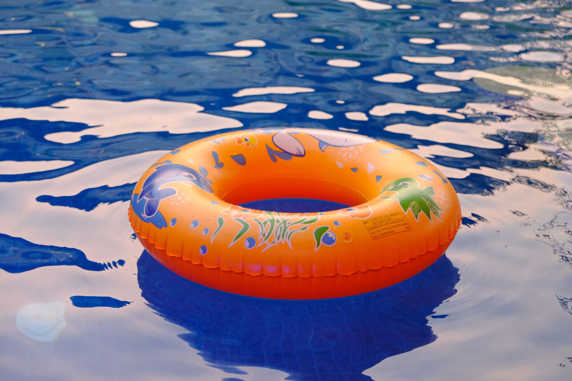 Bouée gonflable flottant dans une piscine