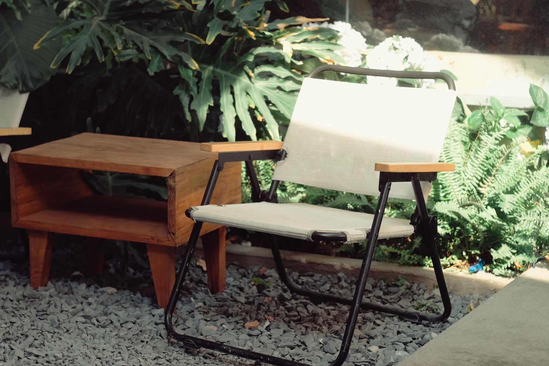 Chaise et mobilier de jardin en bois installés à l'ombre