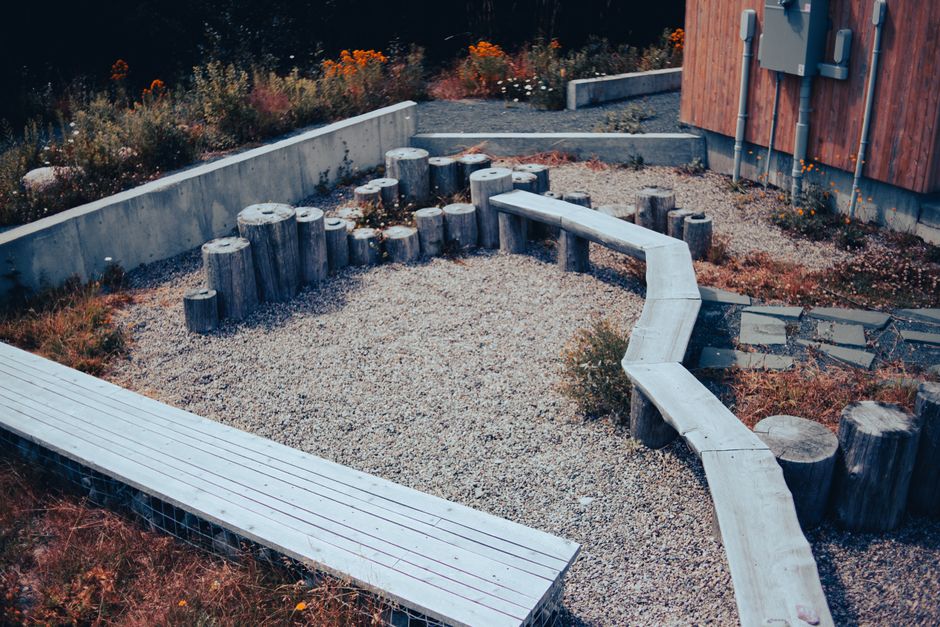 Cour en gravier avec bancs en bois
