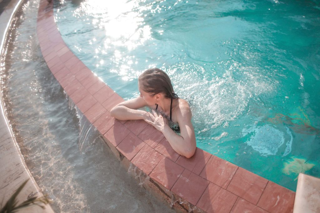 Detente au bord d une piscine chauffee