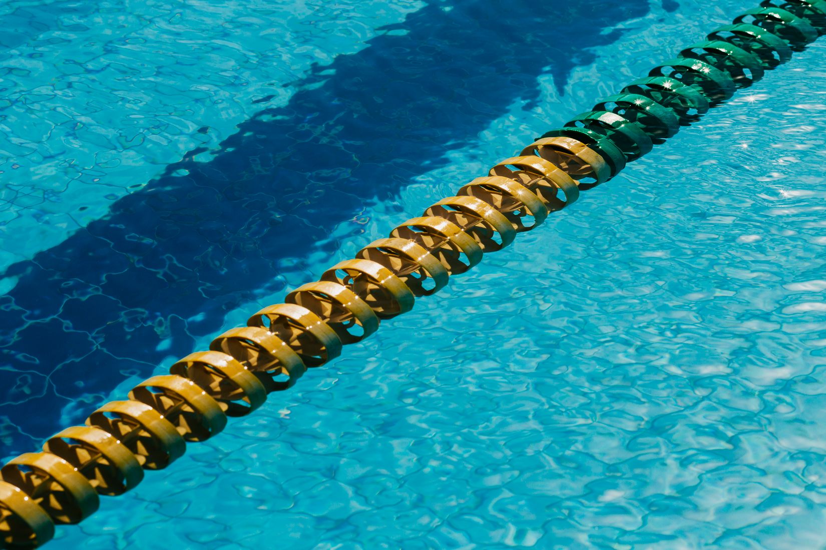 Eau bleue en mouvement dans une piscine