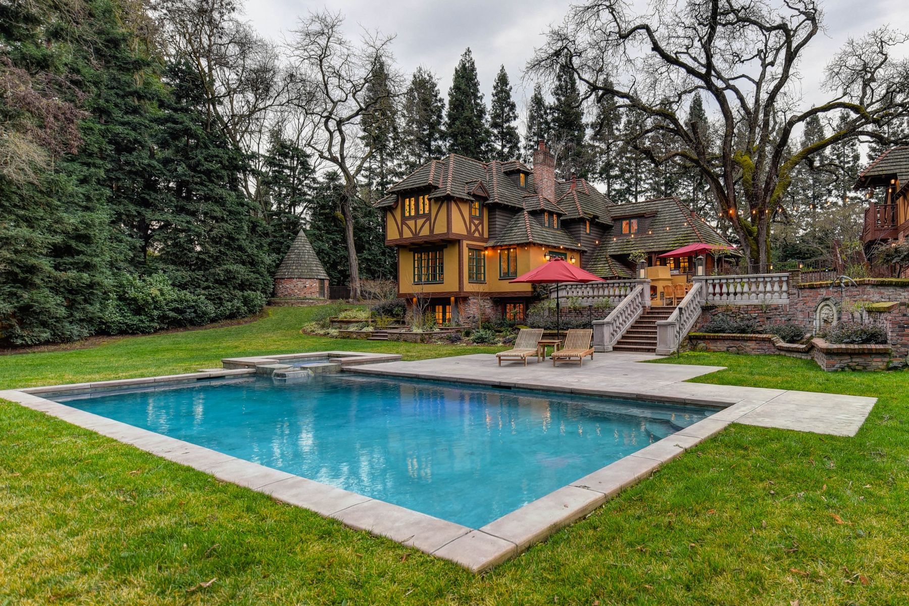 Piscine de jardin entourée d