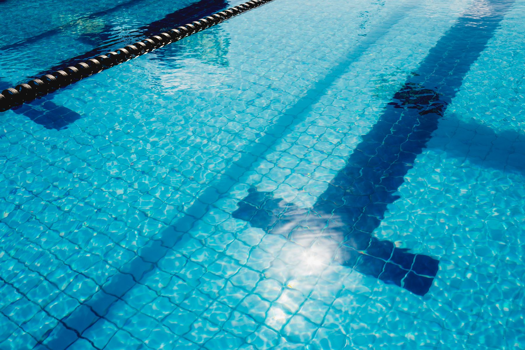 Reflets du soleil sur une piscine