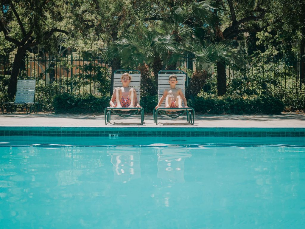 Terrasse et piscine par une journee ensoleillee