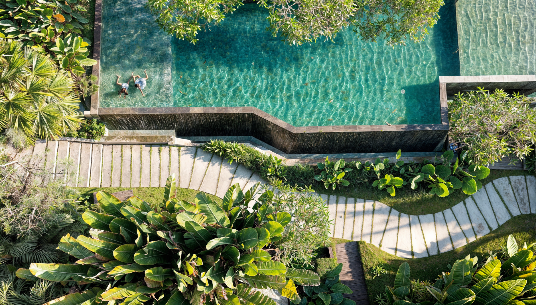 Piscine vue du ciel entourée de végétation