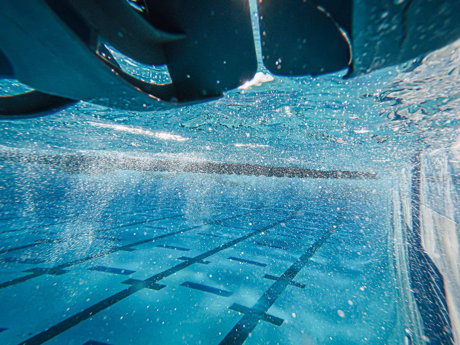 Vue sous-marine d'une piscine éclairée par le soleil