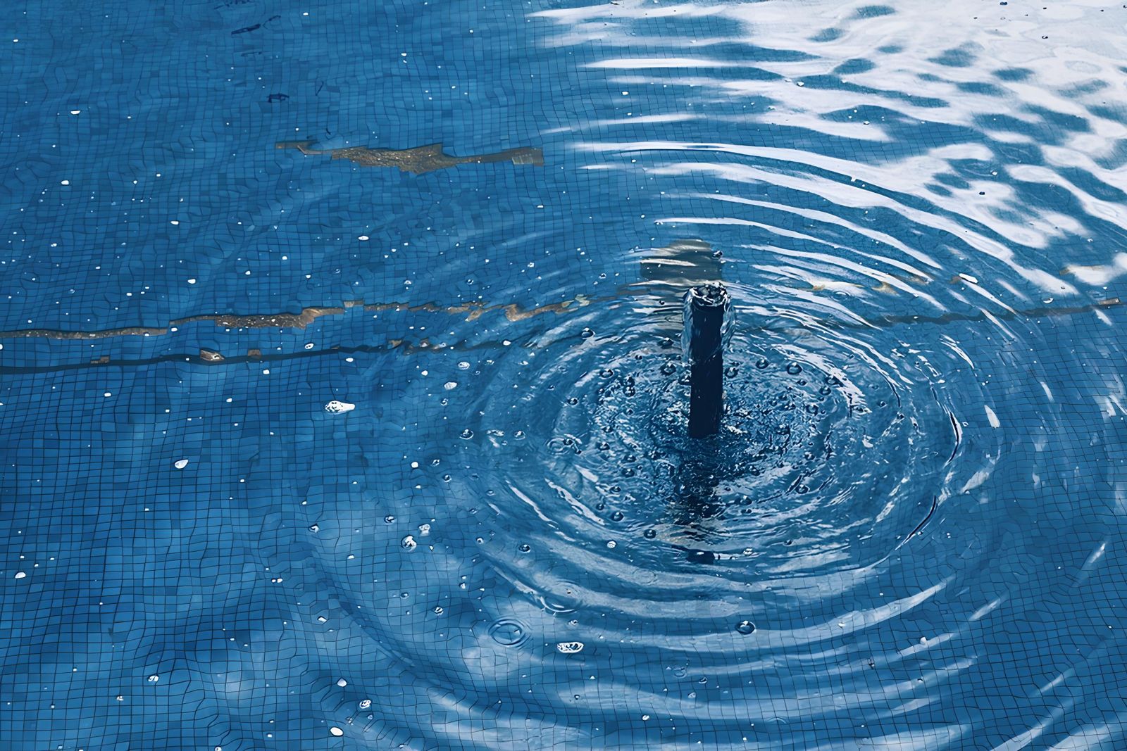 Eau de piscine sur carrelage bleu