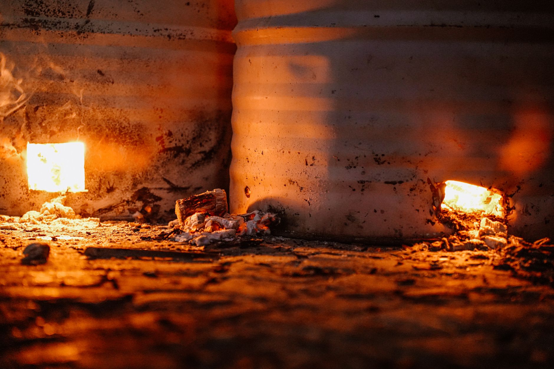Braises incandescentes dans des fûts métalliques