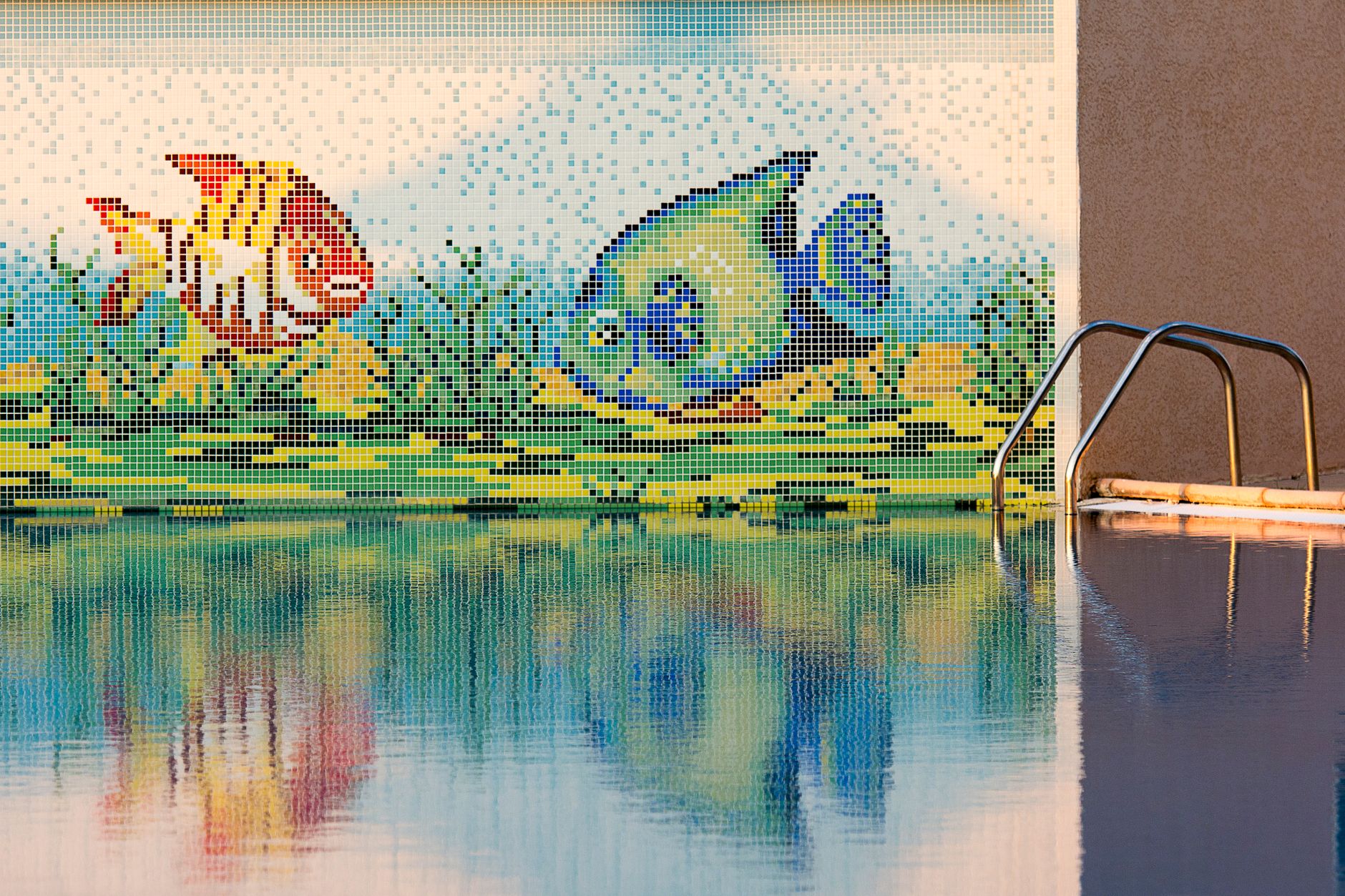 Mosaïque en forme de poisson au fond d’une piscine