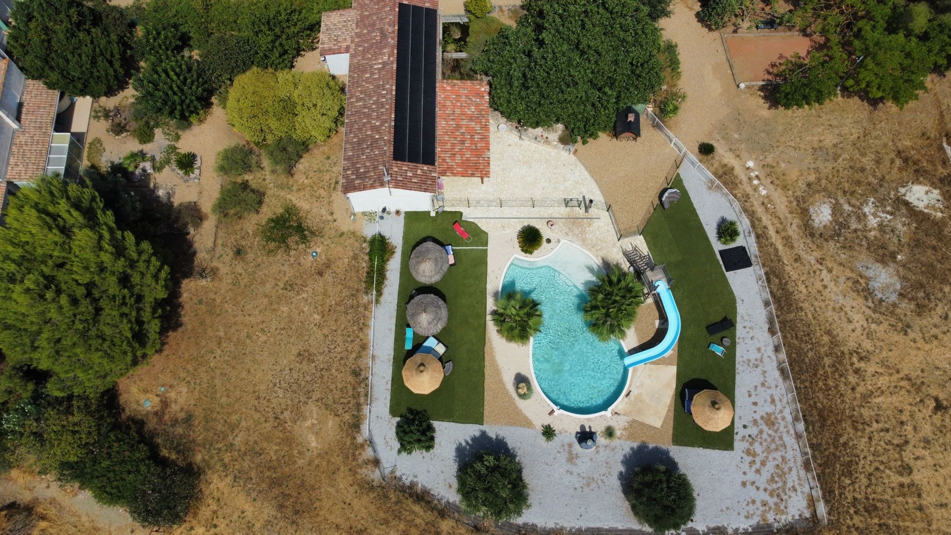 Maison avec piscine et jardin vue aérienne