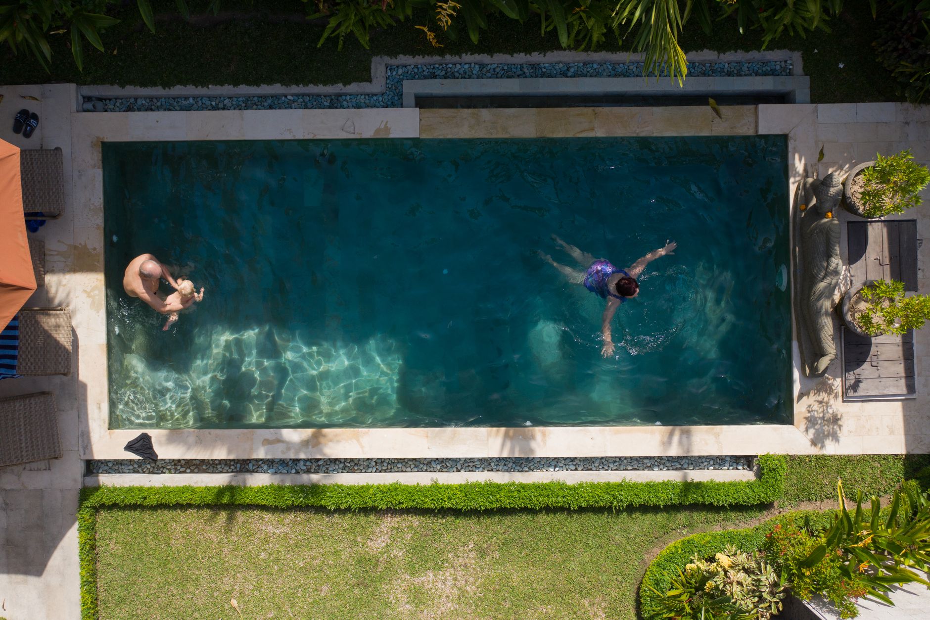 Deux nageurs dans une piscine de jardin vue du dessus