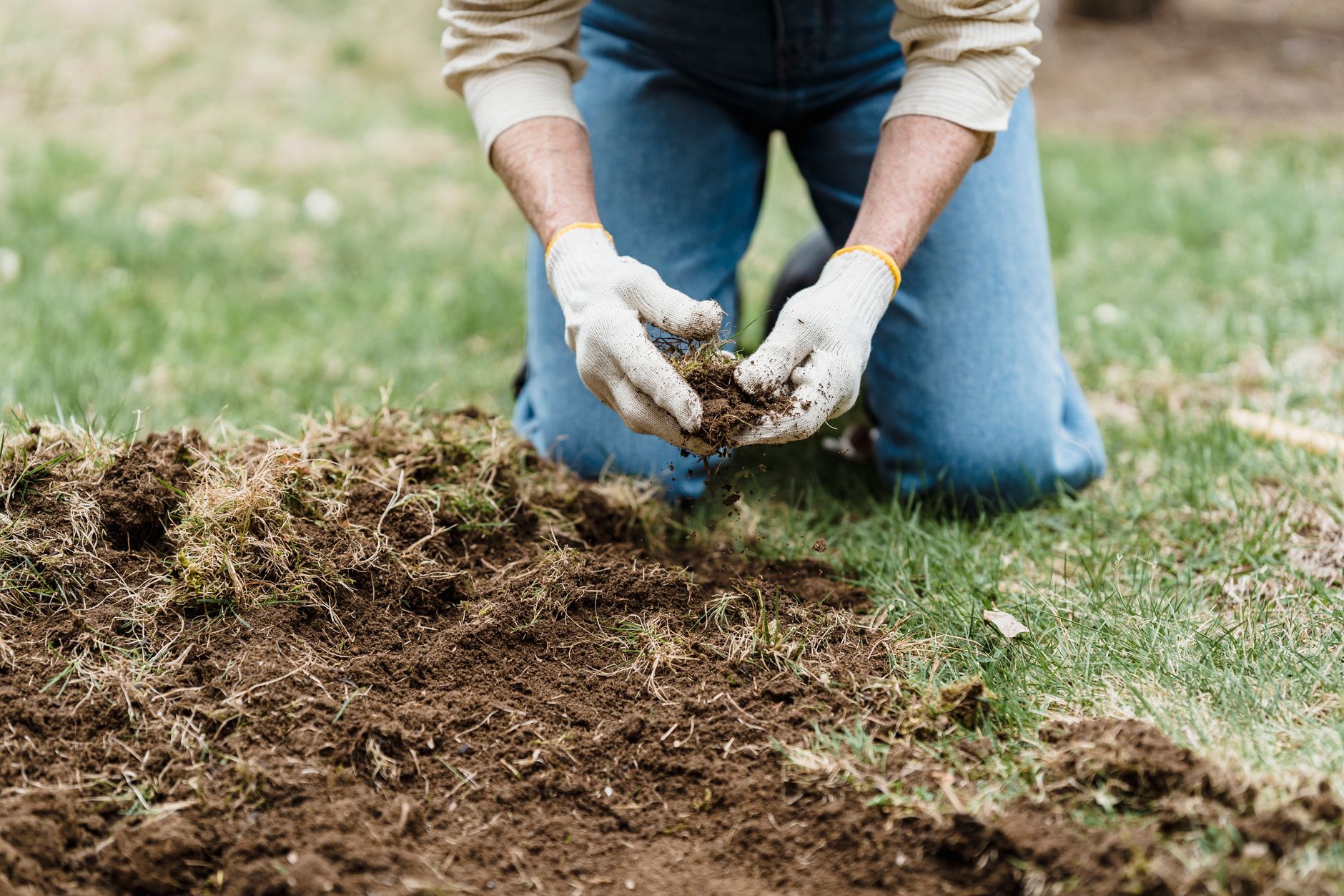 Jardinier assis préparant le sol avant la plantation