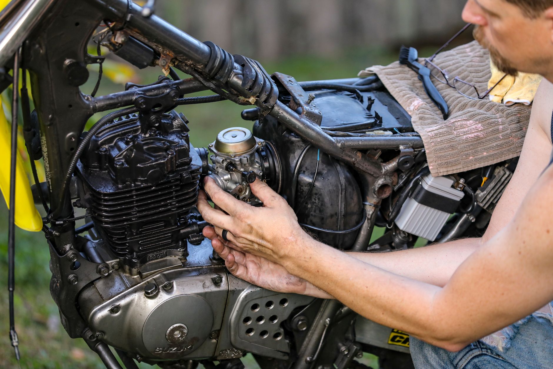 Mains qui règlent un carburateur de petit moteur