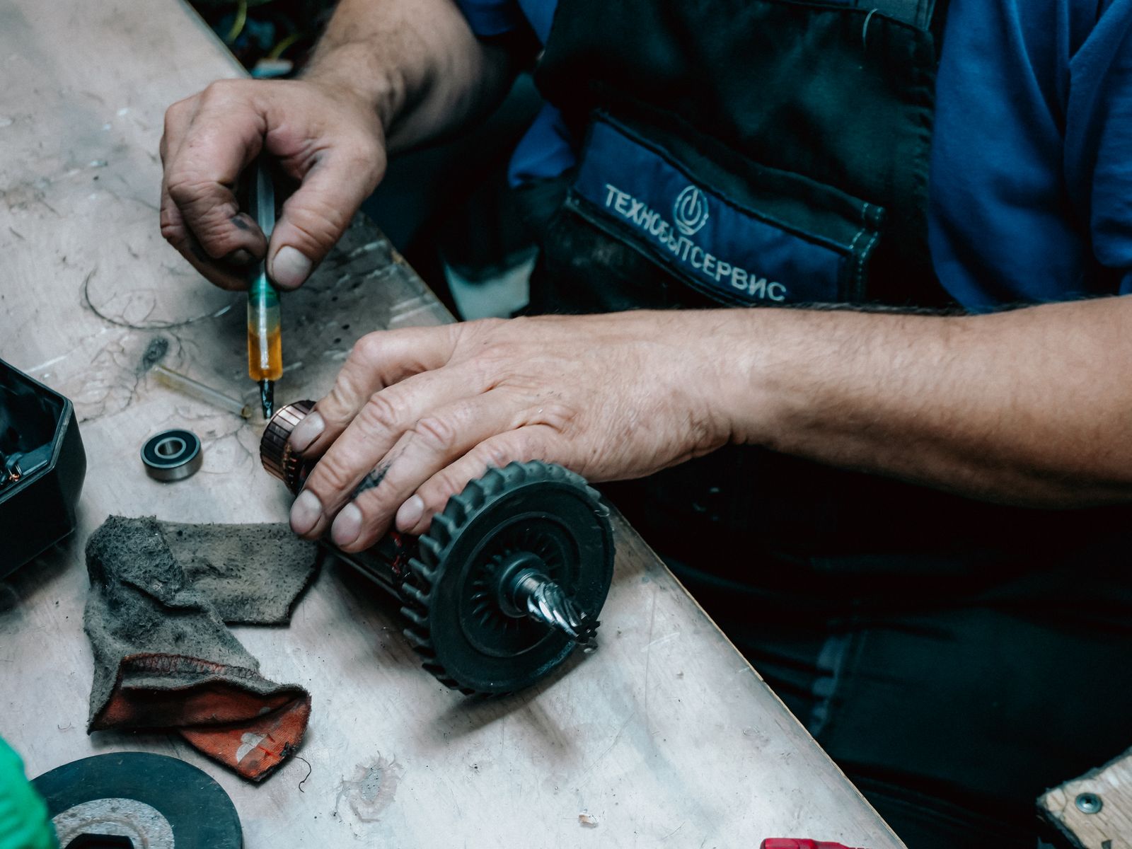 Technicien au travail sur une pompe mécanique